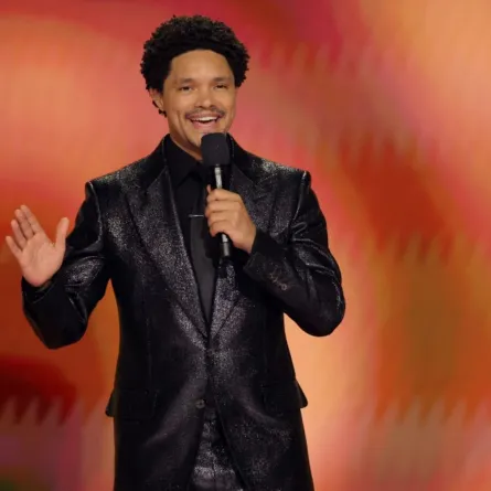 تريفور نواه خلال حفل توزيع جوائز جرامي السادس والستين في Crypto.com Arena في لوس أنجلوس، كاليفورنيا (Trevor Noah during the 66th GRAMMY Awards at Crypto.com Arena in Los Angeles, California). مصدر الصورة: Kevin Winter/Getty Images for The Recording Academy/AFP