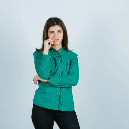 شابة تُعبر عن التردد-المصدرfreepik