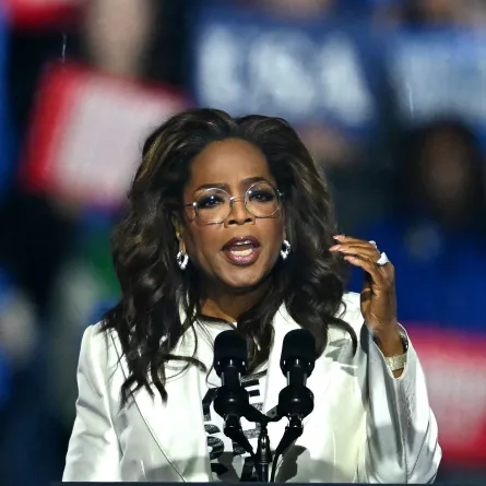 أوبرا وينفري بحملة انتخابية في  بنسلفانيا. (  Oprah Winfrey campaigning in Pennsylvania.). مصدر الصورة:ANGELA WEISS / AFP