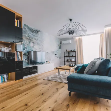 غرفة معيشة مفتوحة في شقة حديثة ذات أرضيات خشبية