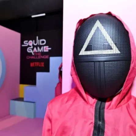 شخصية من مسلسل Squid Game (Challenge Guards) في مدينة نيويورك (مصدر الصورة: Roy Rochlin / GETTY IMAGES NORTH AMERICA / Getty Images via AFP)