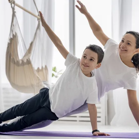 صورة لأم تمارس التمارين الرياضية مع ابنها