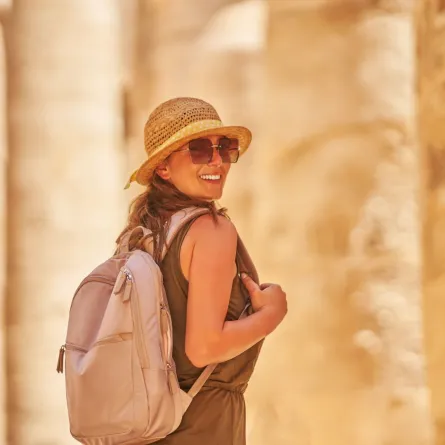 سائحة تستمتع بزيارتها لمعبد الكرنك في الأٌقصر، بمصر