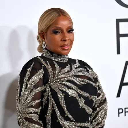 ماري جيه بلايج في حفل توزيع جوائز بالمتحف الأمريكي في نيويورك (  Mary J. Blige at the American Museum Awards in New York). مصدر الصورة: ANGELA WEISS / AFP
