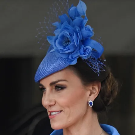 كيت ميدلتون ترتدي أقراطاً مرصعة بالتنزانيت والألماس