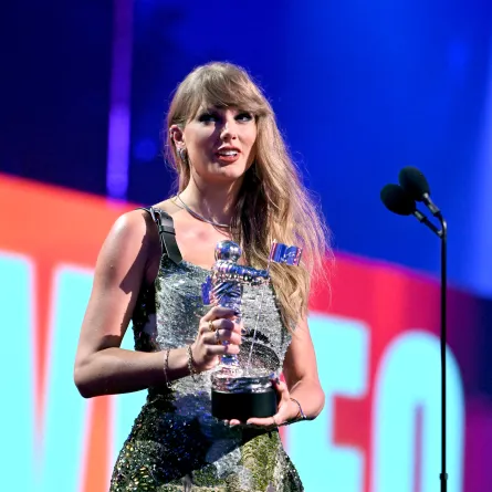 تايلور سويفت خلال حفل توزيع جوائز MTV Video Music Awards لعام 2024 في نيويورك. ( Taylor Swift during the 2024 MTV Video Music Awards in New York). مصدر الصورة: Noam Galai / GETTY IMAGES NORTH AMERICA / Getty Images via AFP