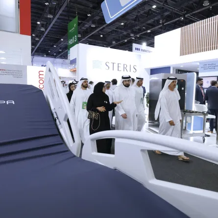  الشيخ أحمد بن محمد بن راشد آل مكتوم أثناء تجوله في معرض الصحة العربي. الصورة من الحساب الرسمي للشيخ أحمد على منصة x