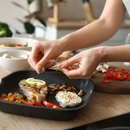 ربة منزل تطهو السمك