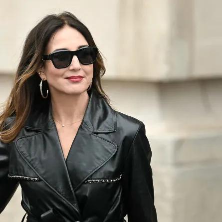 إلسا زيلبيرستيان Elsa Zilberstein بأقراط حلقية في عرض شانيل بأسبوع باريس للهوت كوتور-مصدر الصورة:Julie SEBADELHA / AFP