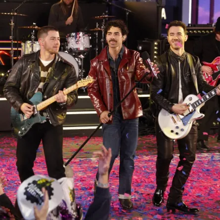 فرقة جوناس براذرز خلال احتفال تايمز سكوير بليلة رأس السنة الجديدة 2025 (  The Jonas Brothers band during the Times Square New Year's Eve 2025 celebration). مصدر الصورة: John Lamparski / GETTY IMAGES NORTH AMERICA / Getty Images via AFP