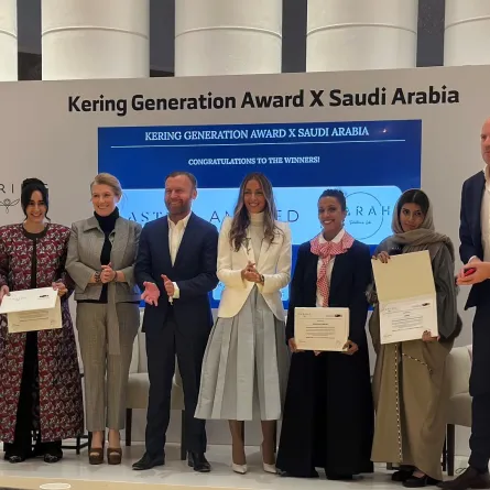 صورة جماعية للفائزين مع ممثلين عن هيئة الأزياء ومجموعة كيرينغ 