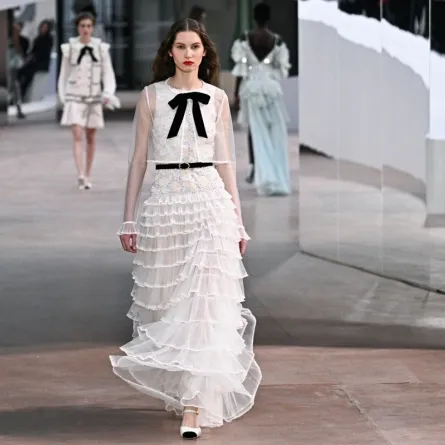 عرض شانيل في اسبوع الهوت كوتور في باريس لصيف 2025 (مصدر الصورة JULIEN DE ROSA / AFP)