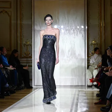 أرماني بريفيه Armani Prive - (مصدر الصورة JULIEN DE ROSA / AFP)