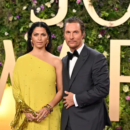 كاميلا ألفيس ماكونهي وماثيو ماكونهي في حفل توزيع جوائز Joy Awards لعام 2025 في الرياض -المملكة العربية السعودية (Camila Alves McConaughey and Matthew McConaughey at 2025 Joy Awards in Riyadh, Saudi Arabia). مصدر الصورة: Cedric Ribeiro/Getty Images for GEA