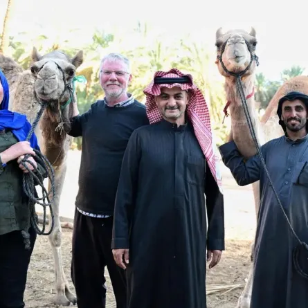 أليس موريسون برفقة مرشدين محليين مع الإبل