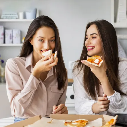 الوجبات السريعة تشمل الأطعمة التي يتم تحضيرها وتقديمها بسرعة