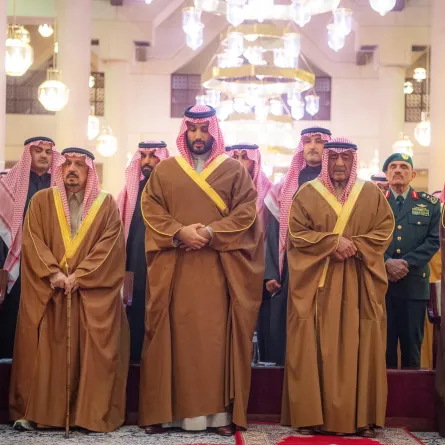 الأمير محمد بن سلمان بن عبد العزيز أثناء تأديته صلاة الميت على الأمير محمد بن فهد بن عبدالعزيز. الصورة من واس
