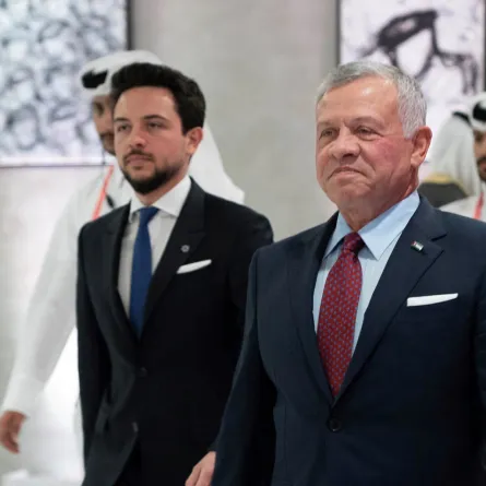 الملك عبدالله الثاني وابنه ولي العهد الحسين في افتتاح بطولة كأس العالم لكرة القدم قطر 2022 ( King Abdullah II and his son Crown Prince Hussein at the opening of the FIFA World Cup Qatar 2022). مصدر الصورة: Yousef ALLAN / Jordanian Royal Palace / AFP