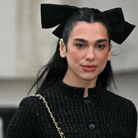 المغنية دوا ليبا تحضر عرض شانيل بإطلالة كلاسيكية من تصميم الدار 