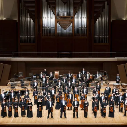أوركسترا اليابان الفلهارمونية الجديدة، تحت قيادة المايسترو يوتاكا سادو
