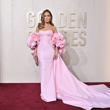جينيفر لوبيز في حفل توزيع جوائز غولدن غلوبJennifer Lopez- (مصدر الصورة Axelle/Bauer-Griffin/FilmMagic)
