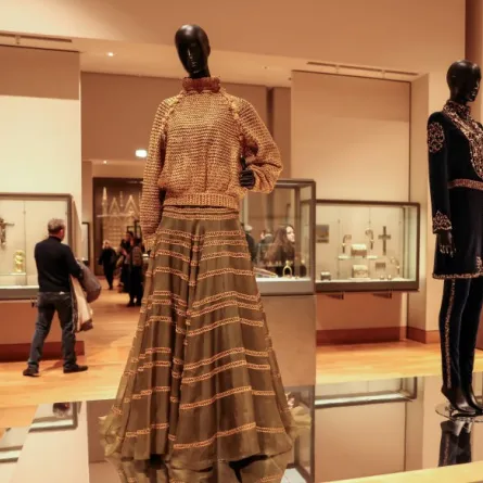 تصميم للمصمم اللبناني العالمي في متحف اللوفر (مصدر الصورة  Lyvans Boolaky/Getty Images)