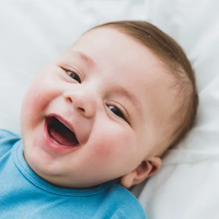 صورة لطفل يبتسم