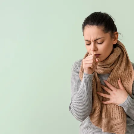 امرأة مصابة بالبرد
