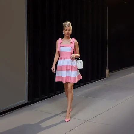 الفستان المقلّم - الصورة من Launchmetrics/Spotlight ©