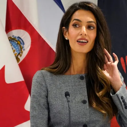 أمل كلوني في مدينة نيويورك (Amal Clooney,  in New York City). مصدر الصورة: TIMOTHY A. CLARY / POOL / AFP