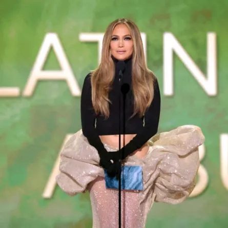 جينيفر لوبيز خلال حفل توزيع جوائز جرامي السنوي السابع والستين في Crypto.com Arena في لوس أنجلوس، كاليفورنيا (Jennifer Lopez during the 67th Annual GRAMMY Awards at Crypto.com Arena in Los Angeles, California). مصدر الصورة: Kevin Winter/Getty Images for The Recording Academy/AFP