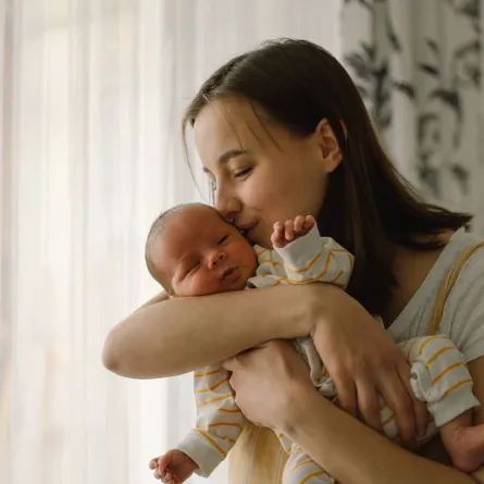 صورة لمولود مع أمه