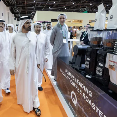 محمد بن راشد يزور معرض عالم القهوة 2025 دبي - الصورة من وام