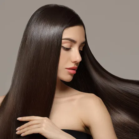 امرأة تتمتع بشعر صحي لامع