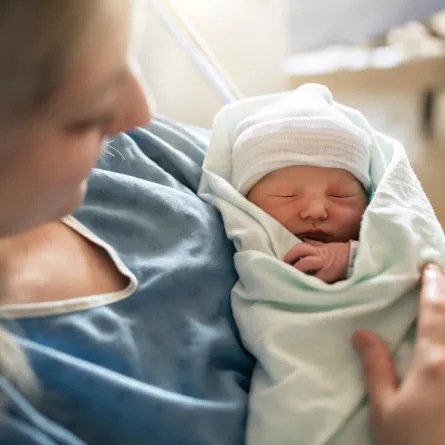 صورة لأم ومولودها بعد الولادة