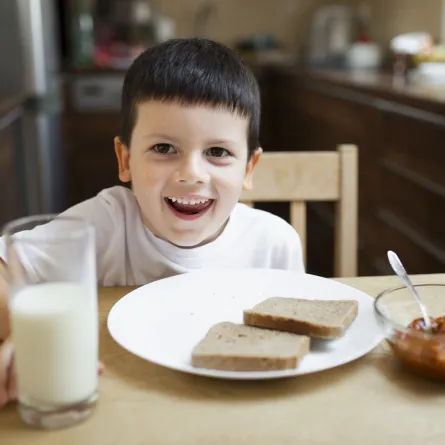 صورة لطفل يتناول الطعام