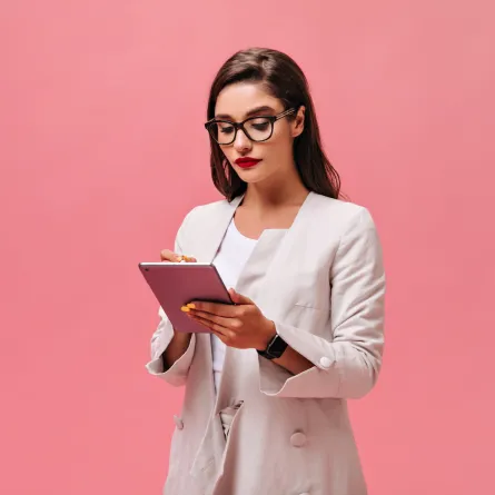  موظفة تعمل على جدول مهامها اليومية-  المصدر: freepik by lookstudiom