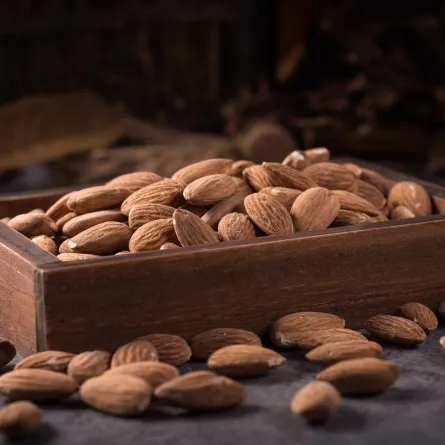 اللوز من المكسرات الغنية بالألياف والتي تعمل على تقليل الحساسية ورفع المناعة Image by evening_tao on Freepik