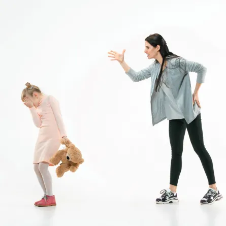 صورة لأم تستخدم أسلوب التهديد مع أطفالها