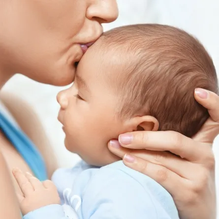 صورة لأم تقبل رضيعها