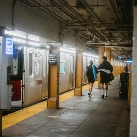 تفسير حُلم السفر مع شخص أعرفه في المنام