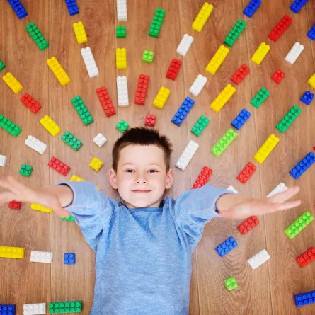 صورة لطفل مضطرب حركيا وفكريا