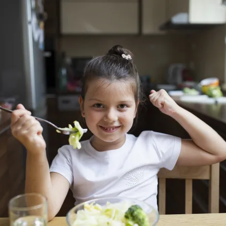 صورة لطفلة تتناول الطعام