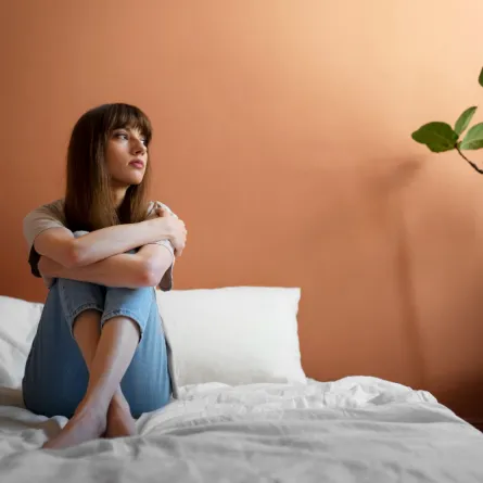 امرأة تجلس بمفردها - المصدر freepik