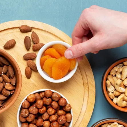 صورة لتشكيلة من انواع المكسرات