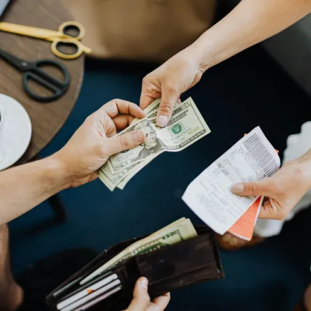 تفسير حلم إعطاء المال في المنام