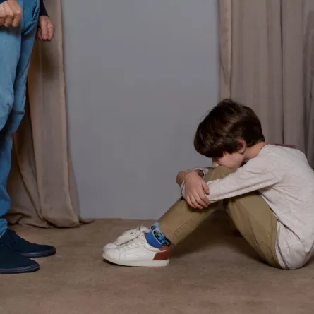 صورة لطفل يتعرض لموقف سيء من الأب