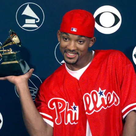 ويل سميث يحمل جائزة غرامي في نيويورك (Will Smith holds his Grammy Award in New York). مصدر الصورة: MATT CAMPBELL / AFP