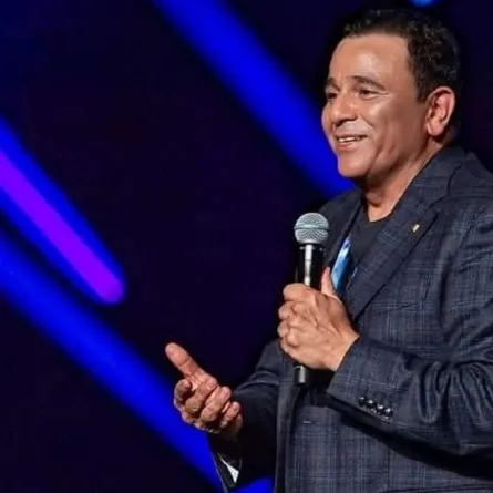 قبَّل يده على المسرح: موقف إنساني يجمع محمد فؤاد وأحد معجبيه