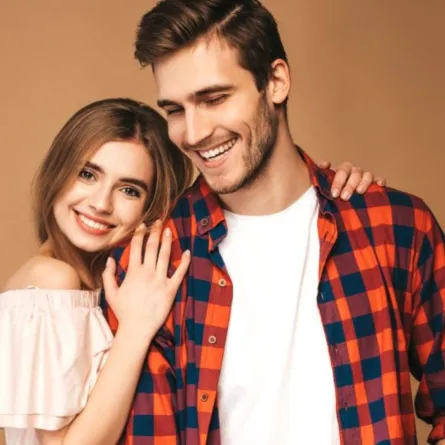 زوجان يبتسمان بسعادة فعلاقتهما قائمة على الصدق